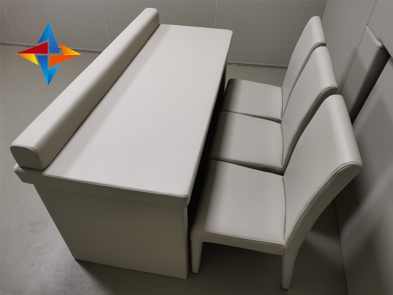 审讯桌椅的细节注意事项有哪些，软包审讯椅的特征是什么？